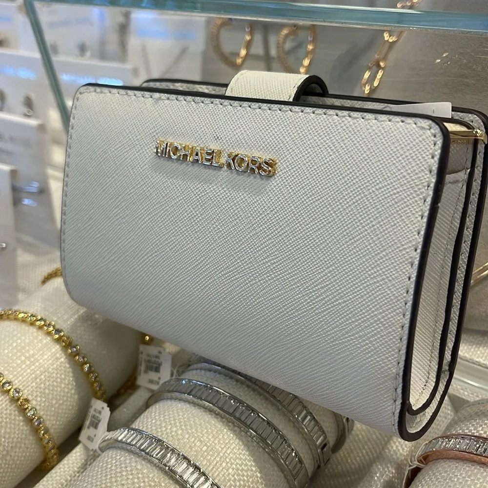 Michael Medium Crossgrain Leather Bifold Wallet
Optic White
NWT - Picture 6 of 16